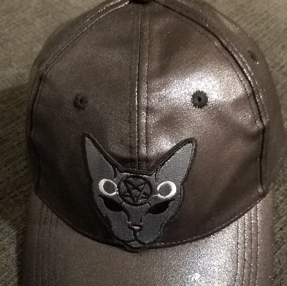 🐱...  Cap 'cat'...  🐱 - Picture 2 of 4
